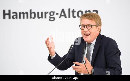 Hamburg, Germany. 05th July, 2021. Ronald Pofalla, Deutsche Bahn Board Member for Infrastructure, speaks during the event to mark the start of construction of the new Hamburg-Altona station. After several years of delay, construction work is starting in Hamburg on the new Altona long-distance station. It is being built at the current Diebsteich S-Bahn station and is scheduled to replace the Altona terminus station, which is located around two kilometres to the south, for long-distance and regional services in 2027. Credit: Daniel Reinhardt/dpa/Alamy Live News Stock Photo