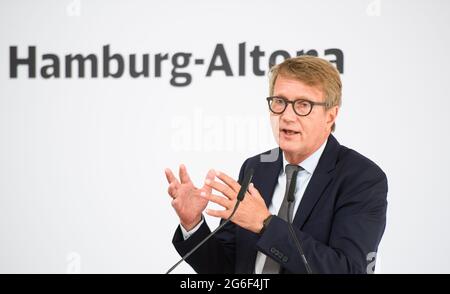 Hamburg, Germany. 05th July, 2021. Ronald Pofalla, Deutsche Bahn Board Member for Infrastructure, speaks during the event to mark the start of construction of the new Hamburg-Altona station. After several years of delay, construction work is starting in Hamburg on the new Altona long-distance station. It is being built at the current Diebsteich S-Bahn station and is scheduled to replace the Altona terminus station, which is located around two kilometres to the south, for long-distance and regional services in 2027. Credit: Daniel Reinhardt/dpa/Alamy Live News Stock Photo