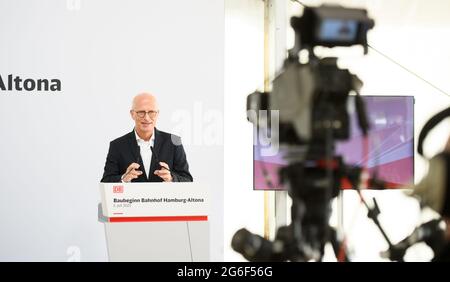 Hamburg, Germany. 05th July, 2021. Peter Tschentscher (SPD), First Mayor of Hamburg, speaks during the event to mark the start of construction of the new Hamburg-Altona station. After several years of delay, construction work is starting in Hamburg on the new Altona long-distance railway station. It is being built at the current Diebsteich S-Bahn station and is scheduled to replace the Altona terminus station, which is located around two kilometres to the south, for long-distance and regional services in 2027. Credit: Daniel Reinhardt/dpa/Alamy Live News Stock Photo