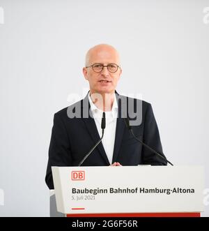 Hamburg, Germany. 05th July, 2021. Peter Tschentscher (SPD), First Mayor of Hamburg, speaks during the event to mark the start of construction of the new Hamburg-Altona station. After several years of delay, construction work is starting in Hamburg on the new Altona long-distance railway station. It is being built at the current Diebsteich S-Bahn station and is scheduled to replace the Altona terminus station, which is located around two kilometres to the south, for long-distance and regional services in 2027. Credit: Daniel Reinhardt/dpa/Alamy Live News Stock Photo