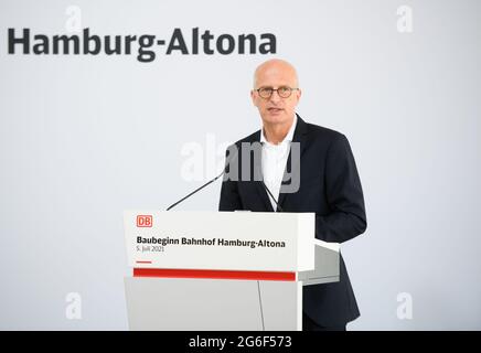 Hamburg, Germany. 05th July, 2021. Peter Tschentscher (SPD), First Mayor of Hamburg, speaks during the event to mark the start of construction of the new Hamburg-Altona station. After several years of delay, construction work is starting in Hamburg on the new Altona long-distance railway station. It is being built at the current Diebsteich S-Bahn station and is scheduled to replace the Altona terminus station, which is located around two kilometres to the south, for long-distance and regional services in 2027. Credit: Daniel Reinhardt/dpa/Alamy Live News Stock Photo