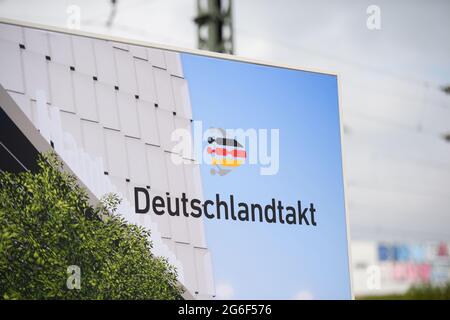 Hamburg, Germany. 05th July, 2021. A poster with the inscription 'Deutschlandtakt' stands at the event to mark the start of construction of the new Hamburg-Altona station. After several years of delay, construction work is starting on the new Altona long-distance train station in Hamburg. It is being built at the current Diebsteich S-Bahn station and is scheduled to replace the Altona terminus station, located around two kilometres to the south, for long-distance and regional services in 2027. Credit: Daniel Reinhardt/dpa/Alamy Live News Stock Photo