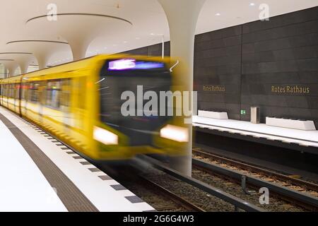 arriving train in the new underground station 'Rotes Rathaus' of the underground line U5 , Germany, Berlin Stock Photo