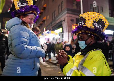 New York, USA. 1st Jan, 2021. A man proposes to his girlfriend just after midnight during New Year’s Eve celebrations in New York, USA. Credit: Chase Sutton/Alamy Live News Stock Photo