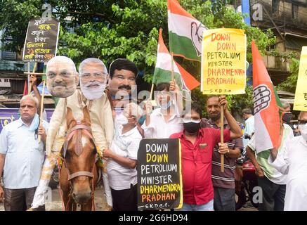 Kolkata, India. 06th July, 2021. Congress party workers display placards and chant slogans in protest against the Bharatiya Janata Party (BJP) government following a rise in fuel price in India. In several states and cities the price has gone over 1.34 dollars (100 rupees). Congress Leaders and workers stage a protest against the Union government over fuel hike in Kolkata. Credit: SOPA Images Limited/Alamy Live News Stock Photo