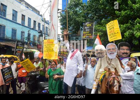 Kolkata, India. 06th July, 2021. Congress party workers display placards and chant slogans in protest against the Bharatiya Janata Party (BJP) government following a rise in fuel price in India. In several states and cities the price has gone over 1.34 dollars (100 rupees). Congress Leaders and workers stage a protest against the Union government over fuel hike in Kolkata. Credit: SOPA Images Limited/Alamy Live News Stock Photo