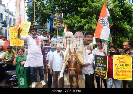 Kolkata, India. 06th July, 2021. Congress party workers display placards and chant slogans in protest against the Bharatiya Janata Party (BJP) government following a rise in fuel price in India. In several states and cities the price has gone over 1.34 dollars (100 rupees). Congress Leaders and workers stage a protest against the Union government over fuel hike in Kolkata. Credit: SOPA Images Limited/Alamy Live News Stock Photo