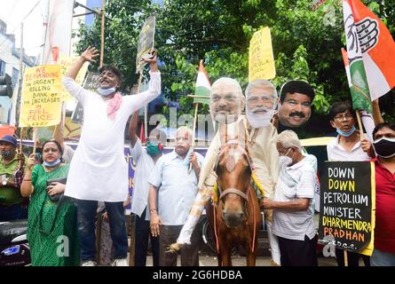 Kolkata, India. 06th July, 2021. Congress party workers display placards and chant slogans in protest against the Bharatiya Janata Party (BJP) government following a rise in fuel price in India. In several states and cities the price has gone over 1.34 dollars (100 rupees). Congress Leaders and workers stage a protest against the Union government over fuel hike in Kolkata. Credit: SOPA Images Limited/Alamy Live News Stock Photo