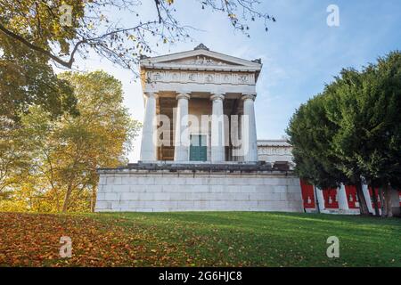 Side view of Bavaria Hall of Fame building - Munich, Bavaria, Germany Stock Photo
