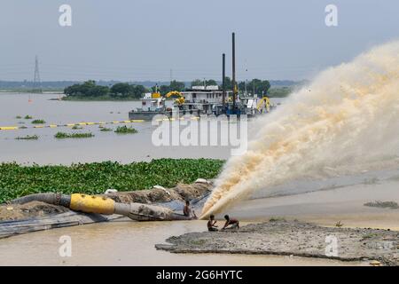 Dhaka, Bangladesh. 06th July, 2021. Kids are seen playing beside the Turag River during a countrywide lockdown in Dhaka. Credit: SOPA Images Limited/Alamy Live News Stock Photo