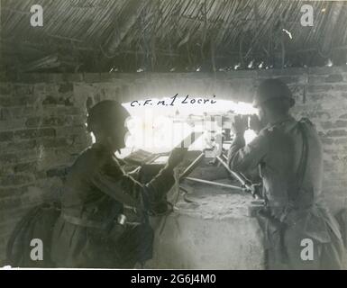 WWII WW2 ITALIAN SOLDIERS ITALY -  IX Gruppo appiedato Lancieri di Aosta - Trincee Locri, Calabria, Italy Stock Photo