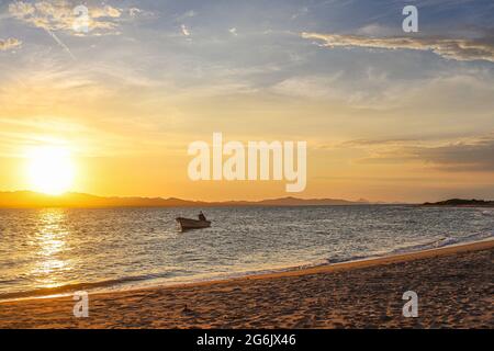 Un Bote de pesca flota en el agua atardecer en la playa de frente  Isla del Tiburon en la localidad de Punta Chueca durante la celebración año nuevo Seri en la comunidad de Punta Chueca el 30 junio 2021 en Hermosillo, Mexico.(Foto by Luis Gutierrez / Norte Photo )  A fishing boat floats in the sunset water on the beach in front of Isla del Tiburon in the town of Punta Chueca during the Seri New Year celebration in the community of Punta Chueca on June 30, 2021 in Hermosillo, Mexico. (Photo by Luis Gutierrez / North Photo) Stock Photo