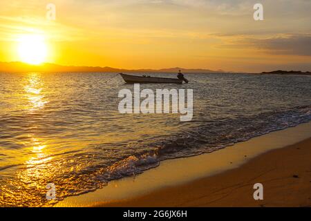 Un Bote de pesca flota en el agua atardecer en la playa de frente  Isla del Tiburon en la localidad de Punta Chueca durante la celebración año nuevo Seri en la comunidad de Punta Chueca el 30 junio 2021 en Hermosillo, Mexico.(Foto by Luis Gutierrez / Norte Photo )  A fishing boat floats in the sunset water on the beach in front of Isla del Tiburon in the town of Punta Chueca during the Seri New Year celebration in the community of Punta Chueca on June 30, 2021 in Hermosillo, Mexico. (Photo by Luis Gutierrez / North Photo) Stock Photo