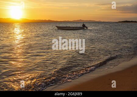 Un Bote de pesca flota en el agua atardecer en la playa de frente  Isla del Tiburon en la localidad de Punta Chueca durante la celebración año nuevo Seri en la comunidad de Punta Chueca el 30 junio 2021 en Hermosillo, Mexico.(Foto by Luis Gutierrez / Norte Photo )  A fishing boat floats in the sunset water on the beach in front of Isla del Tiburon in the town of Punta Chueca during the Seri New Year celebration in the community of Punta Chueca on June 30, 2021 in Hermosillo, Mexico. (Photo by Luis Gutierrez / North Photo) Stock Photo