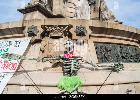 Barcelona, Spain. 06th July, 2021. A Mexican skeleton seen at the Columbus Monument, during the event.Barcelona welcomes the 421 Squadron of the Zapatista Army of National Liberation (EZLN), a libertarian socialist political and militant group of Mexico, on their way through Europe. Composed of different members. The 421 Squad has been received at the Columbus Monument by local collectives and social organizations. (Photo by Thiago Prudencio/SOPA Images/Sipa USA) Credit: Sipa USA/Alamy Live News Stock Photo