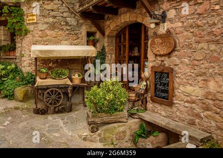 Visit to the shop of 'El Celler' in Mura. Handicraft products and groceries are sold in this store (Bages, Barcelona, Catalonia, Spain) Stock Photo