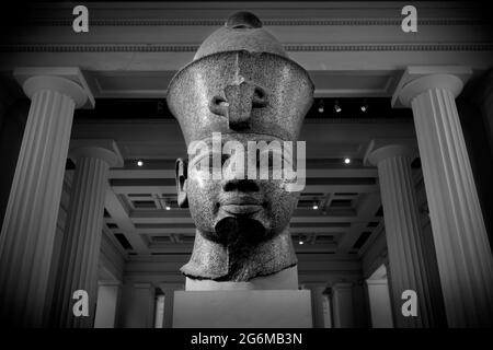 British Museum Photograph by Brian Harris 2021-07 Head of Amenhotep III, Amenhotep 111. The colossal red granite statue of Amenhotep III is a granite Stock Photo