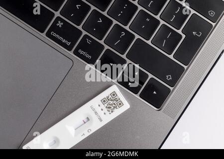 Reporting Covid-19 Coronavirus lateral flow self test negative result online Stock Photo