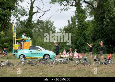 France, July 6, 2021,  Beaumont les Valence (26), July 6, 2021: passage of the Tour de France advertising caravan. Spectators raising their arms as the Ecosystem recycling brand advertising vehicle passes by. Photo by Delmarty J/ANDBZ/ABACAPRESS.COM Stock Photo