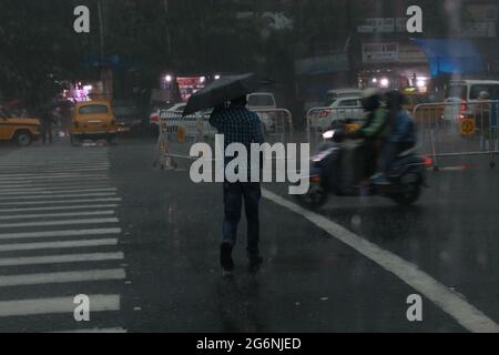 Kolkata, India. 07th July, 2021. Dark clouds hover over the sky and heavy rain, vehicels on headlight at 2:20P.M. in Kolkata . (Photo by Dipa Chakraborty/Pacific Press) Credit: Pacific Press Media Production Corp./17�Թ����� Live News Stock Photo
