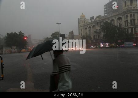 Kolkata, India. 07th July, 2021. Dark clouds hover over the sky and heavy rain, vehicels on headlight at 2:20P.M. in Kolkata . (Photo by Dipa Chakraborty/Pacific Press) Credit: Pacific Press Media Production Corp./17�Թ����� Live News Stock Photo
