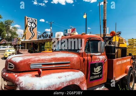 Vintage Ford Tow Truck and Rote 66 Gift Shop, Seligman, Arizona, USA Stock Photo