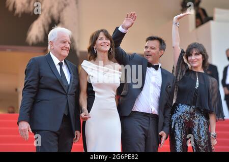 Cannes, France. 07th July, 2021. Actor Andre Dussollier (l-r), actress Sophie Marceau, director Francois Ozon and actress Geraldine Pailhas attend the screening of the film 'Tout s'est bien passé' during the 74th Annual Cannes Film Festival at Palais des Festivals. Credit: Stefanie Rex/dpa-Zentralbild/dpa/Alamy Live News Stock Photo