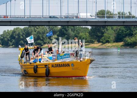 Magdeburg, Germany. 28th June, 2021. The crew of the research vessel 'Aldebaran' sets sail from Magdeburg. The scientists are on the Elbe for four weeks to draw attention to the global plastic problem. With the support of numerous environmental initiatives, they are collecting cigarette butts in several cities along the Elbe. This is the largest collection campaign of its kind in Germany. It is intended to draw attention to the fact that carelessly discarded cigarette butts can contaminate river water. Credit: Stephan Schulz/dpa-Zentralbild/ZB/dpa/Alamy Live News Stock Photo