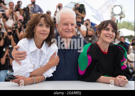 Geraldine Pailhas, Andre Dussollier, Sophie Marceau attending the Tout S'est Bien Passe (Everything Went Fine) Photocall as part of the 74th Cannes International Film Festival in Cannes, France on July 08, 2021. Photo by Aurore Marechal/ABACAPRESS.COM Stock Photo