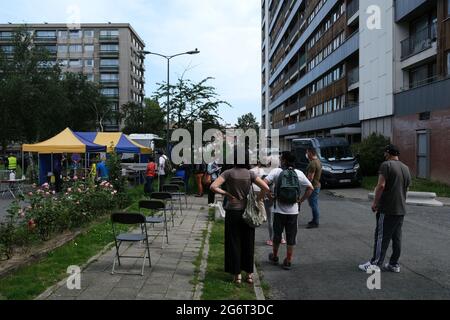 Brussels, Belgium. 08th July, 2021. People wait for their turn to get a dose of a vaccine against the Covid-19 coronavirus outside a mobile vaccination health unit in Jette, Belgium on July 8, 2021. Credit: ALEXANDROS MICHAILIDIS/Alamy Live News Stock Photo