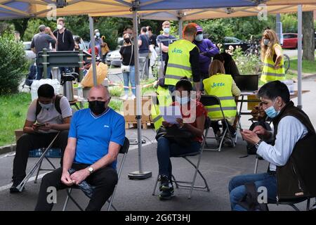 Brussels, Belgium. 08th July, 2021. People wait for their turn to get a dose of a vaccine against the Covid-19 coronavirus outside a mobile vaccination health unit in Jette, Belgium on July 8, 2021. Credit: ALEXANDROS MICHAILIDIS/Alamy Live News Stock Photo