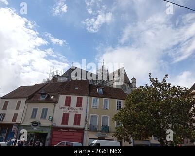 Saint Florentin,Yonne,église Saint Florentin,batiments anciens et la boulangerie Stock Photo