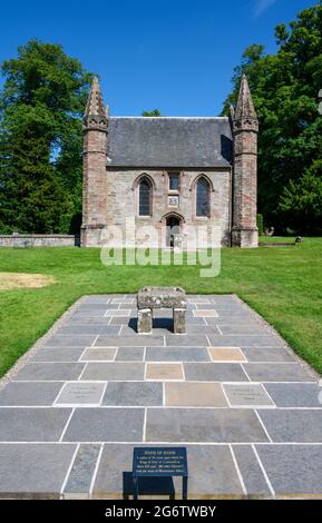 The chapel on Moot Hill with a replica of the stone of Scone in front, Scone Palace, Perth, Scotland, UK Stock Photo