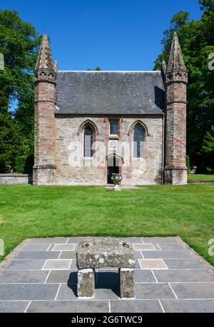 The chapel on Moot Hill with a replica of the stone of Scone in front, Scone Palace, Perth, Scotland, UK Stock Photo