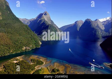 NEW-ZEALAND. SOUTH ISLAND. QUEENSTOWN. MILFORD SOUND IN THE FJORDLAND NATIONAL PARK Stock Photo