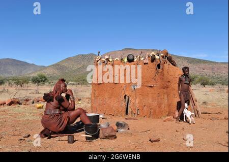 NAMIBIA. THE HIMBA VILLAGE, OR KRAAL, IS COMPOSED OF FEW WOODEN AND CLAY HUTS WITH ONE FAMILY IN EACH AND SOME PLACES FOR THE CATTLE. Stock Photo