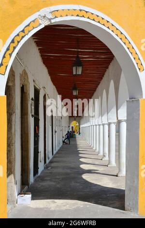 MEXICO. STATE OF YUCATAN. THE ARCADES OF THE MAIN SQUARE OF THE VILLAGE OF IZAMAL. Stock Photo