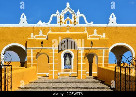 MEXICO. STATE OF YUCATAN. THE VILLAGE OF IZAMAL IS FAMOUS FOR ITS YELLOW COLOUR OF ITS HOUSES AND MONUMENTS SUCH AT THE CHURCH SAN ANTONIO. Stock Photo