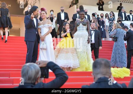 Cannes, France. 08th July, 2021. Director Kogonada (l-r), Haley Lu Richardson, Malea Emma Tjandrawidjaja and Jodie Turner-Smith attend the screening of the film 'After Yang' during the 74th Annual Cannes Film Festival at Palais des Festivals. Credit: Stefanie Rex/dpa-Zentralbild/dpa/Alamy Live News Stock Photo