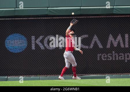 Cincinnati Reds right fielder Jesse Winker (33) runs for a fly ball during  a MLB game against the Los Angeles Dodgers, Wednesday, April 28, 2021, in L  Stock Photo - Alamy