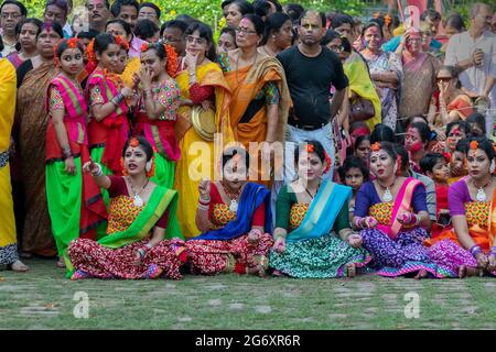 Kolkata, India - 21st March, 2019 : Various expressions of lady dancers dressed in sari, traditional Indian dress with Palash flowers, wake up, waitin Stock Photo