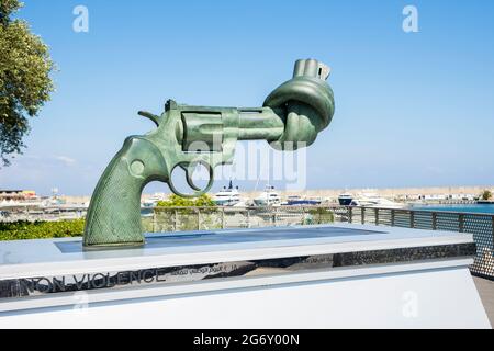 Non-Violence sculpture or Knotted Gun sculpture by Swedish artist Carl Fredrik Reutersward at Zaitunay Bay, Beirut, Lebanon Stock Photo