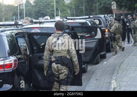 July 9, 2021, Rio de Janeiro, Rio de Janeiro, Brasil: (INT) Federal Police operation in Favela da Rocinha in Rio de Janeiro. July 9, 2021, Rio de Janeio, Brazil: The Federal Police carries out an operation in  Rocinha favela, in the South Zone of Rio, on Friday morning (9). Police officers are looking for international arms traffickers, three people were taken to the 11th police station in Rocinha and subsequently released. .Credit: Jose Lucena / Thenews2  (Credit Image: © Jose Lucena/TheNEWS2 via ZUMA Wire) Stock Photo