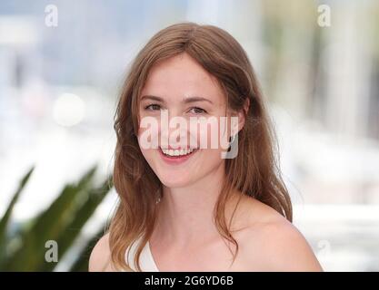 (210709) -- CANNES, July 9, 2021 (Xinhua) -- Norwegian actress Renate Reinsve poses during a photocall for the film 'Verdens Verste Menneske' (The Worst Person In The World) at the 74th edition of the Cannes Film Festival in Cannes, southern France, on July 9, 2021. 'The Worst Person In The World' will compete for the Palme d'Or during the 74th Cannes International Film Festival which is held from July 6 to 17, 2021. (Xinhua/Gao Jing) Stock Photo