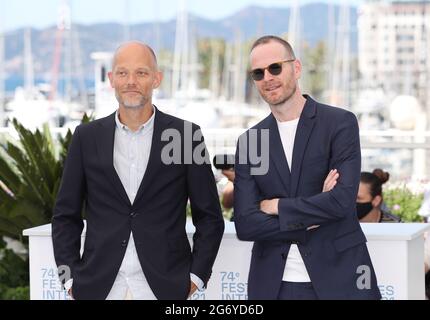 (210709) -- CANNES, July 9, 2021 (Xinhua) -- Danish director Joachim Trier (R) and Norwegian screenwriter Eskil Vogt pose during a photocall for the film 'Verdens Verste Menneske' (The Worst Person In The World) at the 74th edition of the Cannes Film Festival in Cannes, southern France, on July 9, 2021. 'The Worst Person In The World' will compete for the Palme d'Or during the 74th Cannes International Film Festival which is held from July 6 to 17, 2021. (Xinhua/Gao Jing) Stock Photo