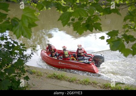 Maidstone, Kent, UK. 9th July, 2021. Large numbers of emergency services attend an incident in central Maidstone, concentrating on the River Medway where a man is believed to have jumped from a bridge in the town centre. A helicopter, a drone, critical care unit and an aquatic search and rescue were deployed mid afternoon. [Update 10/07: a man's body has unfortunately been recovered this morning. The death is not being considered suspicious] Credit: Phil Robinson/Alamy Live News Stock Photo