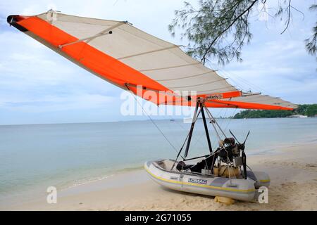 Cambodia Sihanoukville - Kampong Som - Ou Chheuteal Beach motorised hang glider Stock Photo