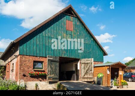 Gebäude auf einem Bauernhof mit ökologischer und dem Tierwohl verpflichteteter Produktion von Lebensmitteln Stock Photo