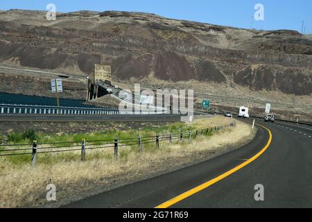 Richland /Washington /United states/ 29 May 2018/ Highwy to Wananpum Dam Richland and entering Grant county in washington over columbioa river and vantage washington USA  (Photo..Francis Joseph Dean/Dean Pictures) Stock Photo