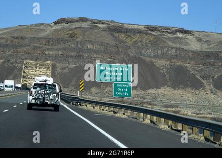 Richland /Washington /United states/ 29 May 2018/ Highwy to Wananpum Dam Richland and entering Grant county in washington over columbioa river and vantage washington USA  (Photo..Francis Joseph Dean/Dean Pictures) Stock Photo